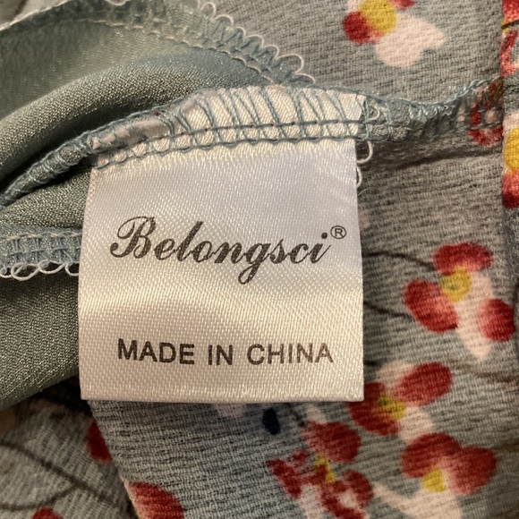 Belongsci medium boutique floral V-neck dress! Cottage core ruffled sleeve - Picture 6 of 6